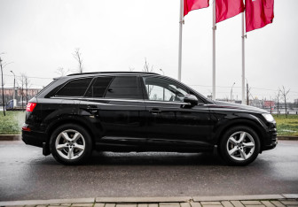 Подержанный автомобиль Audi Q7 2015 года (5 фото)