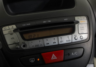 Подержанный автомобиль Peugeot 107 2010 года (13 фото)