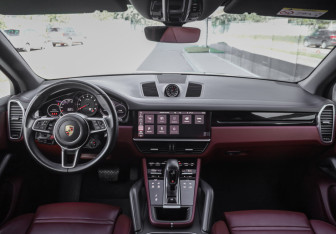 Подержанный автомобиль Porsche Cayenne 2020 года (14 фото)