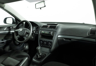 Подержанный автомобиль Skoda Octavia Liftback 2012 года (9 фото)