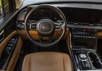 Подержанный автомобиль Kia Carnival 2021 года (8 фото)