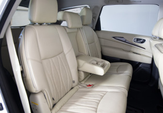 Подержанный автомобиль Infiniti QX60 2017 года (12 фото)