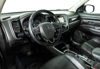 Подержанный автомобиль Mitsubishi Outlander 2017 года (11 фото)