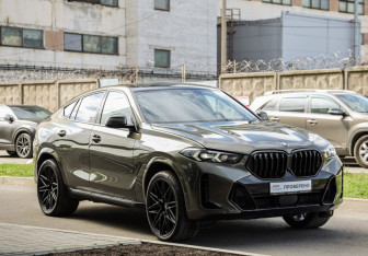 Подержанный автомобиль BMW X6 2023 года (5 фото)