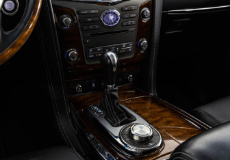 Подержанный автомобиль Infiniti QX80 2016 года (15 фото)