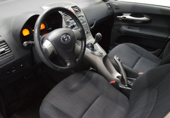 Подержанный автомобиль Toyota Auris Hatchback 2008 года (9 фото)