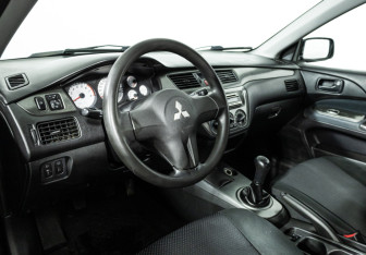 Подержанный автомобиль Mitsubishi Lancer Sedan 2009 года (11 фото)
