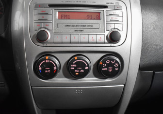 Подержанный автомобиль Suzuki Liana Wagon 2006 года (15 фото)