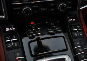 Подержанный автомобиль Porsche Cayenne 2016 года (25 фото)