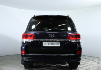 Подержанный автомобиль Toyota Land Cruiser Suv 2019 года (6 фото)