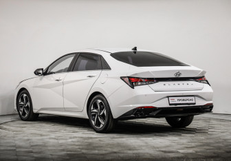 Подержанный автомобиль Hyundai Elantra Sedan 2023 года (7 фото)