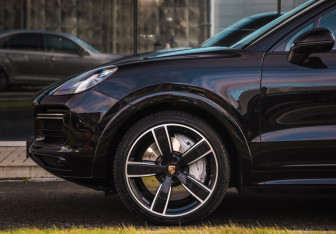 Подержанный автомобиль Porsche Cayenne 2019 года (10 фото)