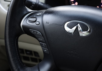 Подержанный автомобиль Infiniti QX60 2017 года (12 фото)