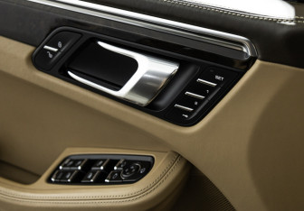 Подержанный автомобиль Porsche Macan 2015 года (17 фото)