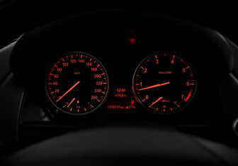 Подержанный автомобиль BMW X1 2010 года (20 фото)