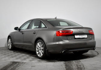 Подержанный автомобиль Audi A6 Sedan 2011 года (7 фото)