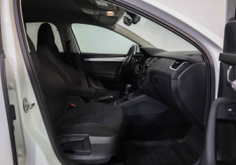 Подержанный автомобиль Skoda Octavia Liftback 2016 года (23 фото)