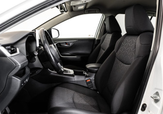 Подержанный автомобиль Toyota RAV4 2020 года (19 фото)