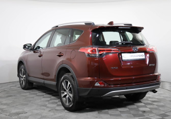 Подержанный автомобиль Toyota RAV4 2018 года (7 фото)