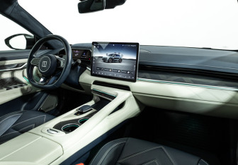 Подержанный автомобиль Zeekr 001 2022 года (9 фото)