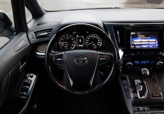 Подержанный автомобиль Toyota Alphard 2019 года (17 фото)
