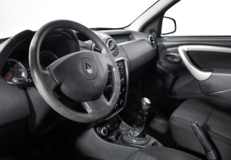 Подержанный автомобиль Renault Duster 2014 года (9 фото)