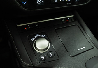 Подержанный автомобиль Lexus ES 2016 года (20 фото)