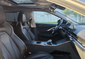Подержанный автомобиль Omoda C5 2023 года (10 фото)