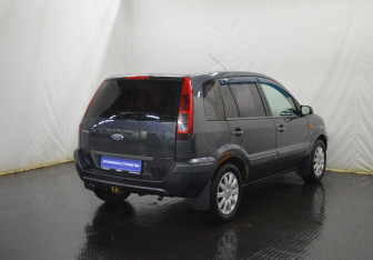 Подержанный автомобиль Ford Fusion 2008 года (5 фото)