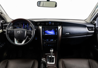 Подержанный автомобиль Toyota Fortuner 2017 года (11 фото)
