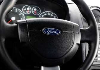 Подержанный автомобиль Ford Fiesta Hatchback 2007 года (12 фото)