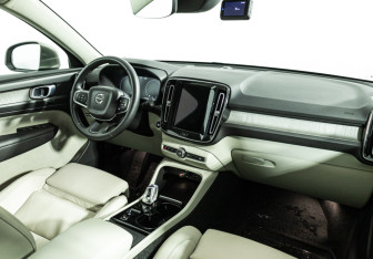 Подержанный автомобиль Volvo XC40 2021 года (9 фото)