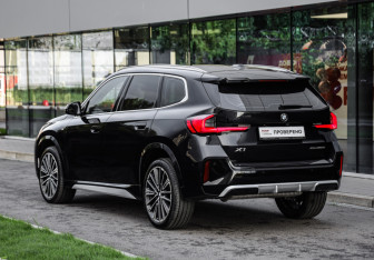 Подержанный автомобиль BMW X1 2024 года (8 фото)