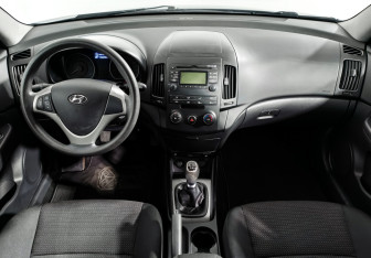 Подержанный автомобиль Hyundai i30 Hatchback 2011 года (14 фото)