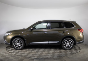 Подержанный автомобиль Mitsubishi Outlander 2015 года (8 фото)