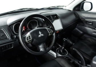 Подержанный автомобиль Mitsubishi ASX 2011 года (10 фото)