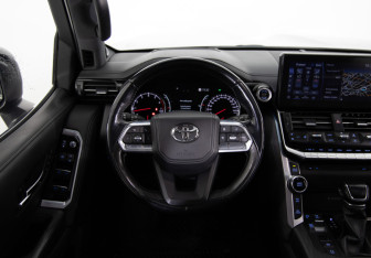 Подержанный автомобиль Toyota Land Cruiser Suv 2021 года (10 фото)