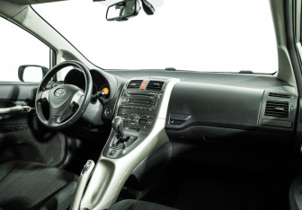 Подержанный автомобиль Toyota Auris Hatchback 2007 года (9 фото)