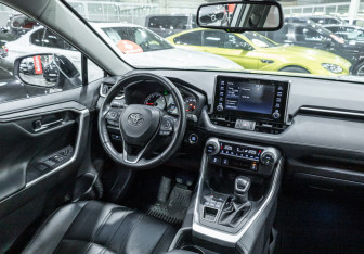 Подержанный автомобиль Toyota RAV4 2021 года (14 фото)