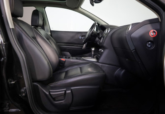 Подержанный автомобиль Nissan Qashqai 2012 года (23 фото)