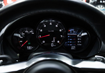 Подержанный автомобиль Porsche Cayman 2018 года (22 фото)