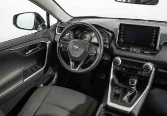 Подержанный автомобиль Toyota RAV4 2020 года (9 фото)