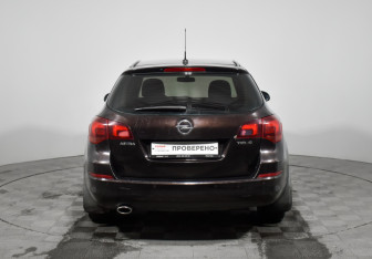 Подержанный автомобиль Opel Astra Wagon 2012 года (6 фото)