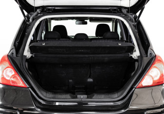 Подержанный автомобиль Nissan Tiida Hatchback 2010 года (16 фото)