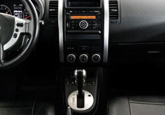 Подержанный автомобиль Nissan X-Trail 2011 года (12 фото)