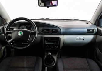 Подержанный автомобиль Skoda Octavia Liftback 1997 года (10 фото)