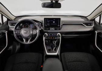 Подержанный автомобиль Toyota RAV4 2020 года (10 фото)