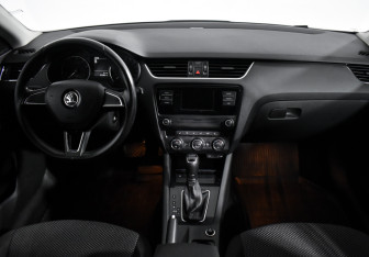 Подержанный автомобиль Skoda Octavia Liftback 2016 года (14 фото)