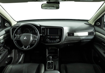Подержанный автомобиль Mitsubishi Outlander 2016 года (13 фото)