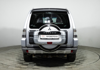 Подержанный автомобиль Mitsubishi Pajero 2008 года (6 фото)